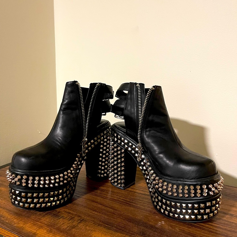 Current Mood Dolls Kill SZ 6 platform spiked clog ankle boots